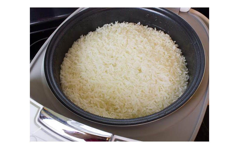 Khi cho lượng nước quá ít, gạo không đủ nước để hấp thụ sức nóng sẽ bị sống