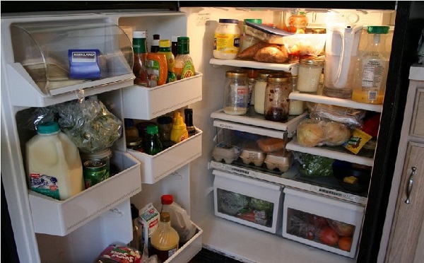 Chứa quá nhiều thực phẩm sẽ cản trở việc lưu thông khí lạnh và làm cho tủ lạnh Sharp không lạnh ngăn dưới