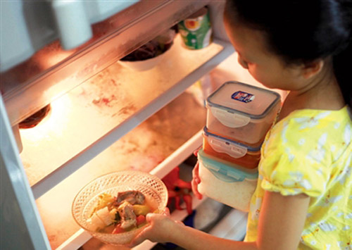 Không nên để thức ăn nóng vào tủ lạnh