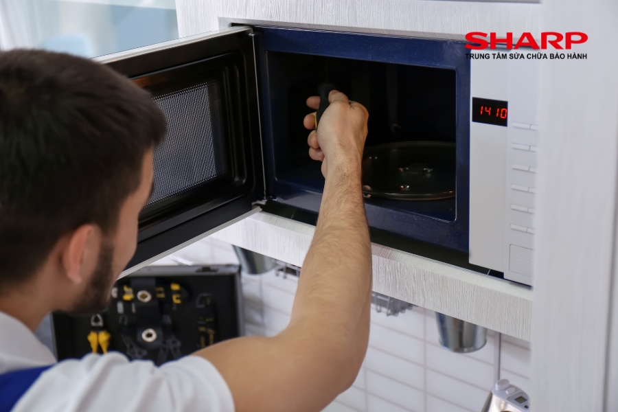 Quy trình sửa lò vi sóng Sharp tại trung tâm
