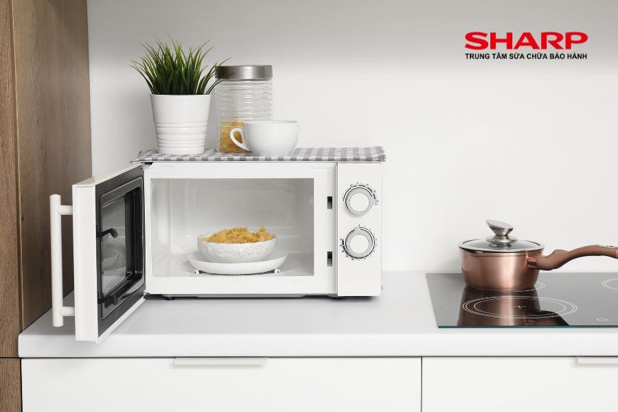 Liên hệ Trung tâm sửa chữa bảo hành Sharp, dịch vụ sửa lò vi sóng uy tín để kiểm tra, thay thế linh kiện chính hãng và đảm bảo an toàn.